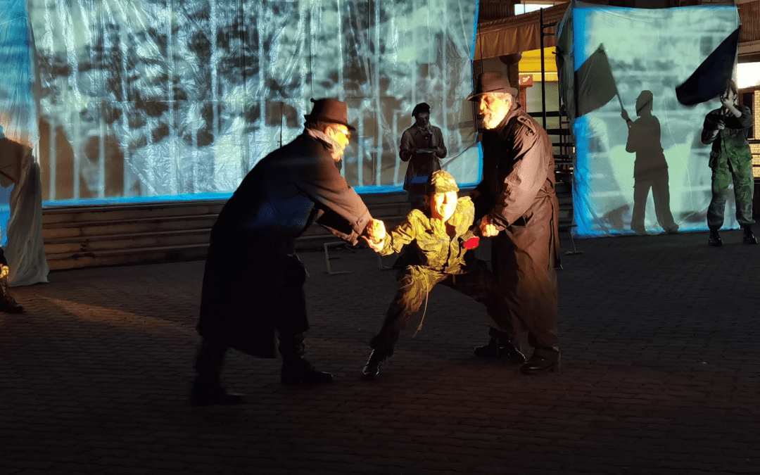 DECORREU | CRAVOS DE LUZ – TEATRO DE RUA E MULTIMÉDIA | COMEMORAÇÕES DO 51º ANIVERSÁRIO DO 25 DE ABRIL