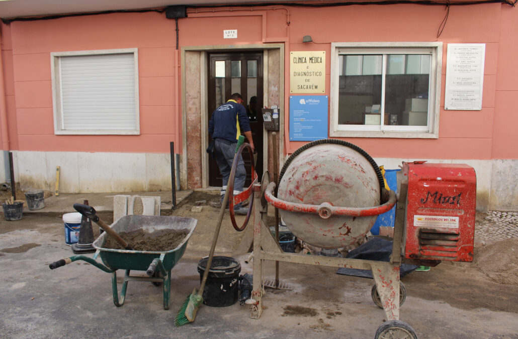 RAMPAS DE MOBILIDADE REDUZIDA / PINTURA DOS MUROS MUNICIPAIS