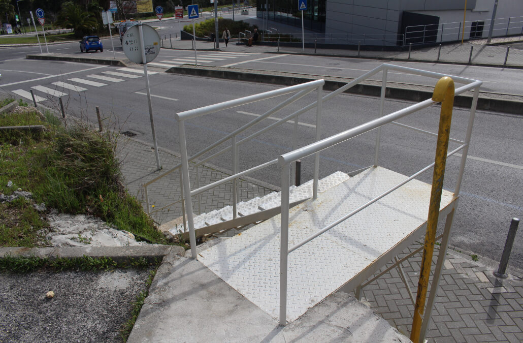 Colocação de ponte pedonal | acesso ao Centro de Saúde de Sacavém