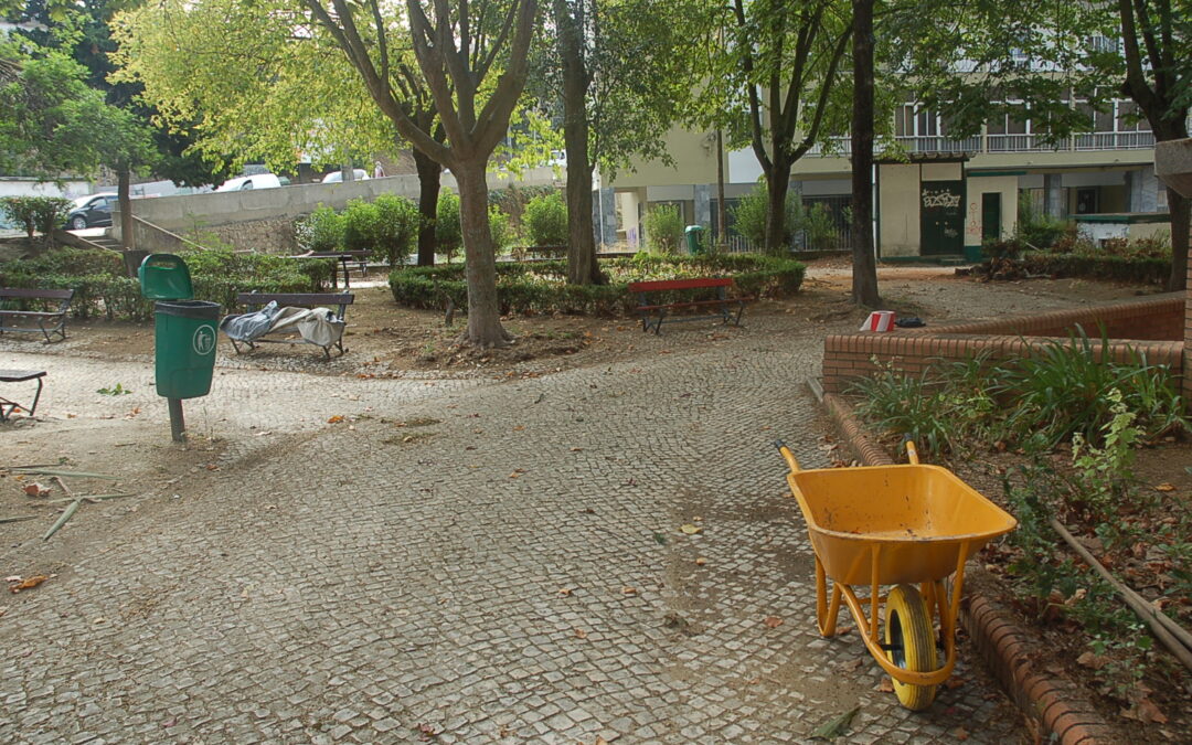 A DECORRER | MANUTENÇÃO JARDIM MUNICIPAL DA PRAÇA DA REPÚBLICA – SACAVÉM