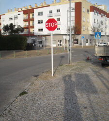 Reparação de sinal vertical na Rua Alexandre Oneil