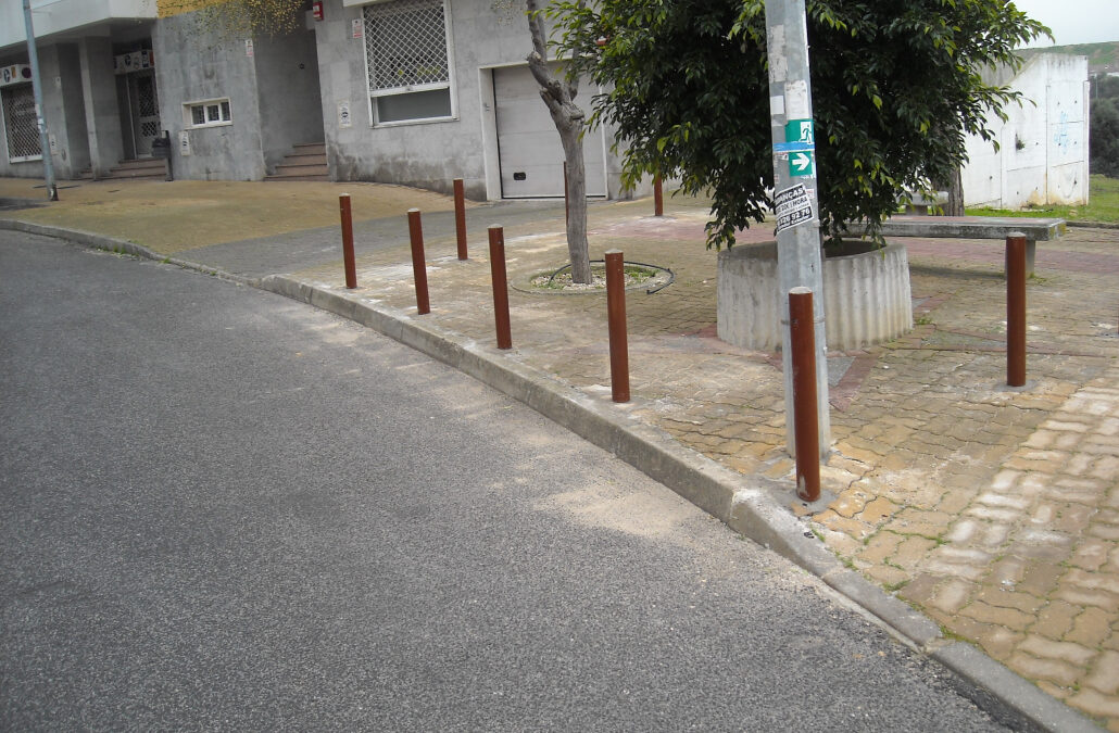 Colocação de novos pilaretes no acesso ao Parque Urbano | Prior Velho